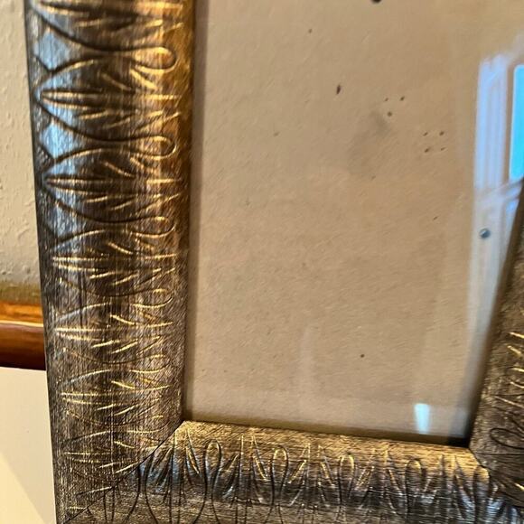 Frame 5 x 7 pewter color wooden frame, leaf embossed design, easel back - Picture 3 of 6